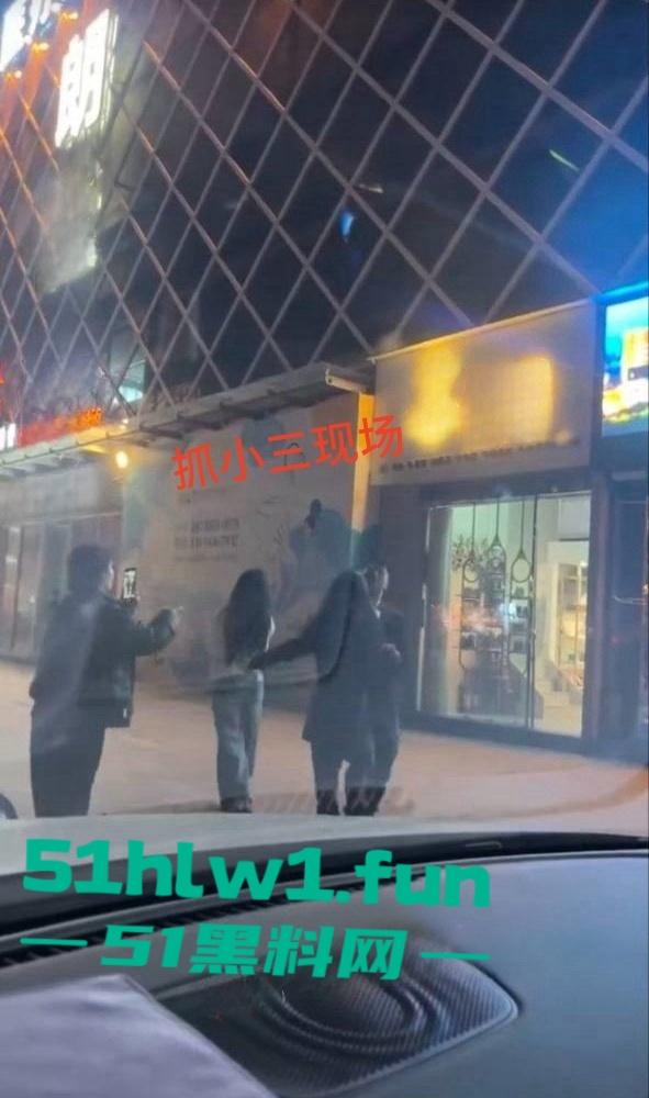 云南保山君悦广场大瓜,平安夜【王麒麟】表白原配直接现场抓奸曝光小三吃鸡视频。-4