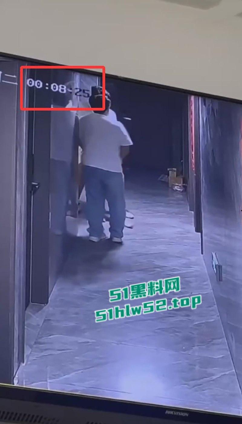 监控下的一幕，美女520当晚酒醉被两名男子捡尸，强行拖入酒店房间 轮奸2小时，酒醒后才被救出逃离！-1