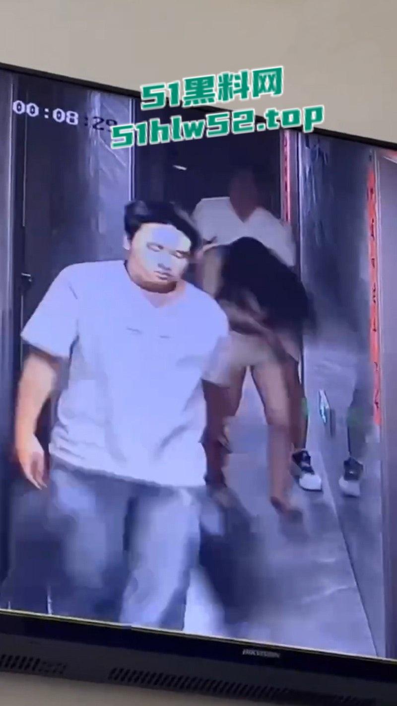 监控下的一幕，美女520当晚酒醉被两名男子捡尸，强行拖入酒店房间 轮奸2小时，酒醒后才被救出逃离！-2