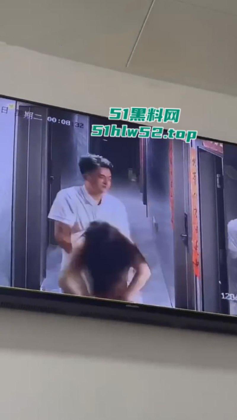 监控下的一幕，美女520当晚酒醉被两名男子捡尸，强行拖入酒店房间 轮奸2小时，酒醒后才被救出逃离！-3