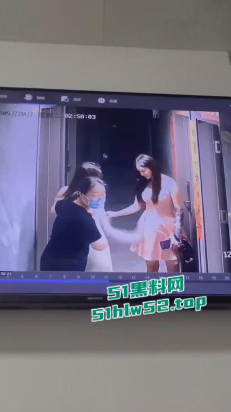 监控下的一幕，美女520当晚酒醉被两名男子捡尸，强行拖入酒店房间 轮奸2小时，酒醒后才被救出逃离！-4