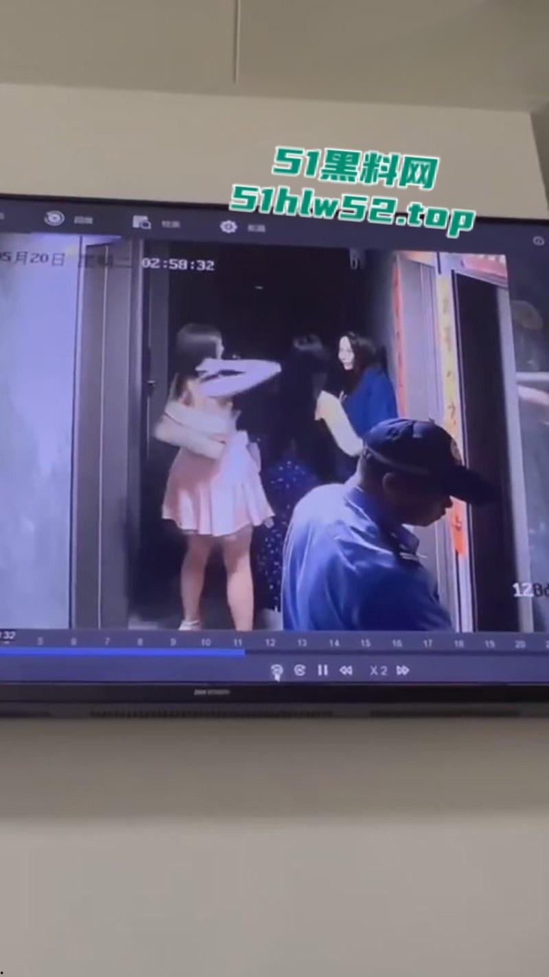 监控下的一幕，美女520当晚酒醉被两名男子捡尸，强行拖入酒店房间 轮奸2小时，酒醒后才被救出逃离！-5