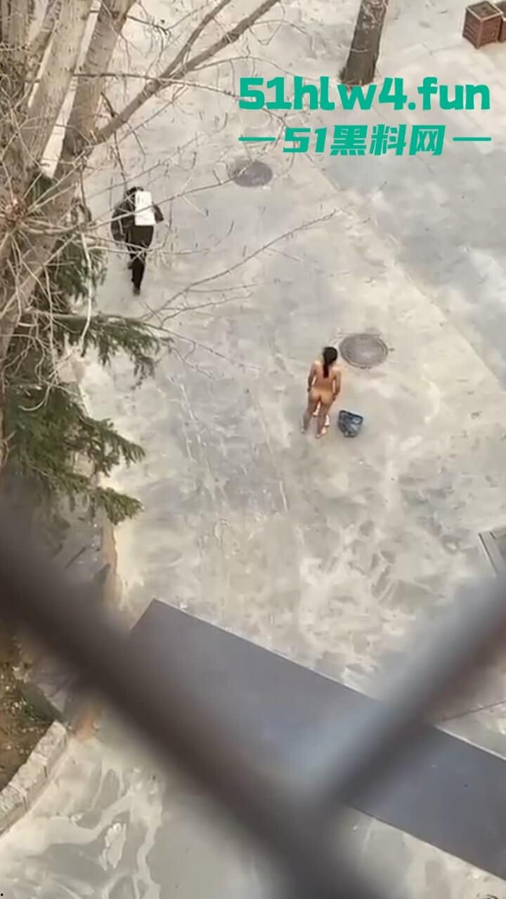 河北一小区路边惊现裸奔女,一丝不挂露奶露逼勇气可嘉,真实小母狗出来执行主人的任务。-4