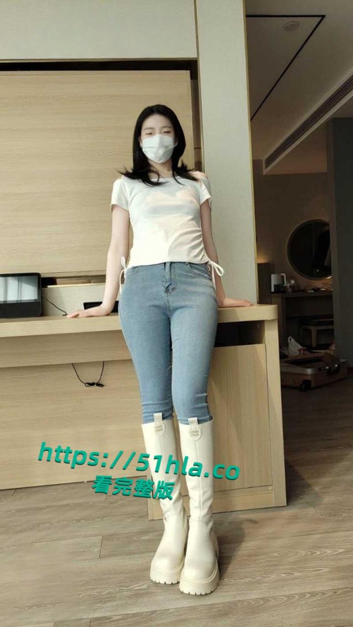 乱伦系列之大嫂，海角乱伦大神的新作，白色靴子牛仔裤里带黑丝被3P爆操全程尖叫不止高潮不断！-1