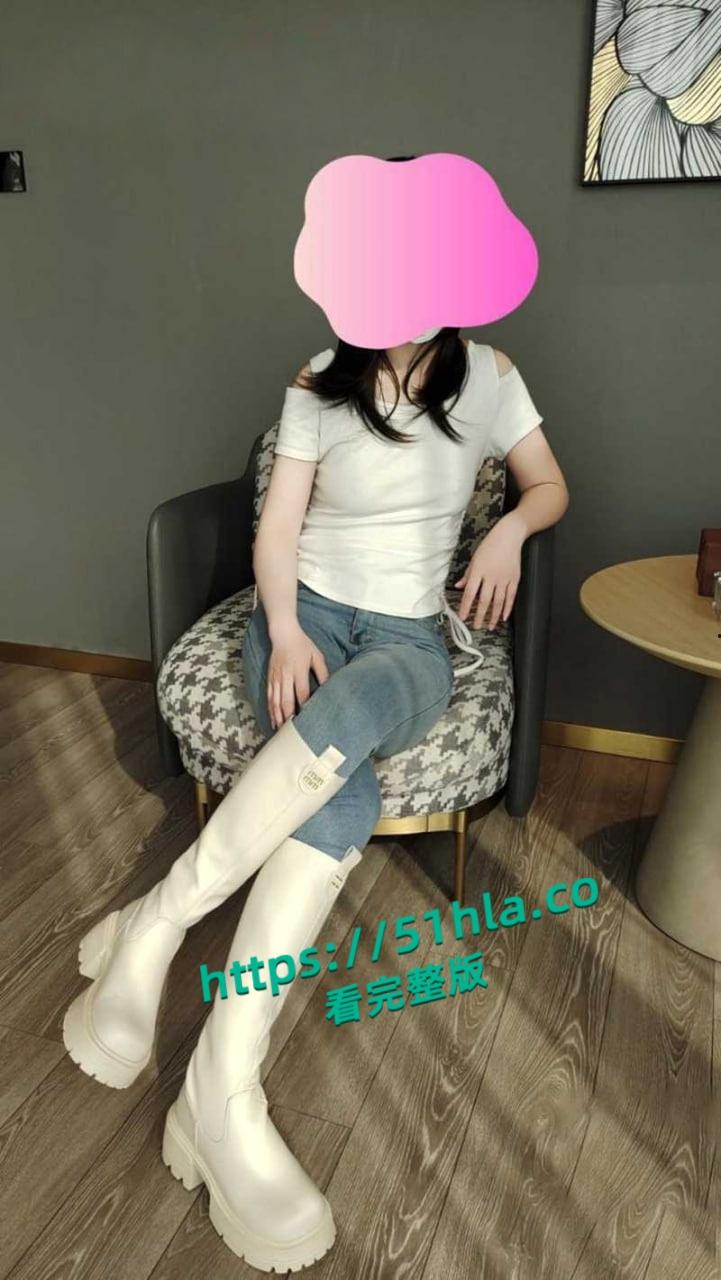 乱伦系列之大嫂，海角乱伦大神的新作，白色靴子牛仔裤里带黑丝被3P爆操全程尖叫不止高潮不断！-3