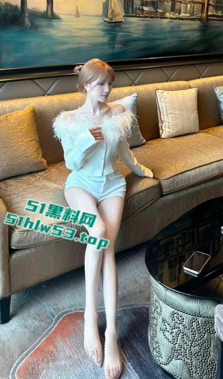 快手巨乳网红【米团不熬夜】刷礼物就能解锁水晶假屌插穴自慰,私下更是浪荡没边主动约炮金主玩法超花!-2