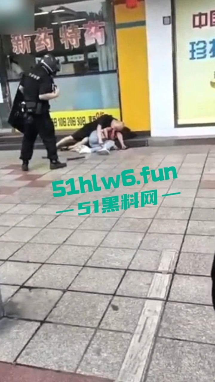 四川德阳什邡小广场,恶意杀人恶性事件两人是夫妻,据说因妻子出轨男子持刀直接杀妻。-3