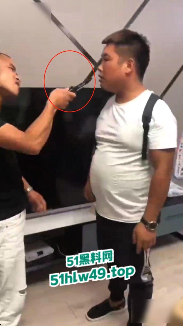 实拍朋友吵架捅刺现场,持刀威胁不服不忿结果大哥说捅就捅,这一刀扎老实了吧!-7