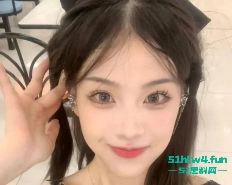 广东某学院校花沦为富二代玩物,酒店跪舔骚逼一扣就痉挛高冷尤物被金主操到出水。-5