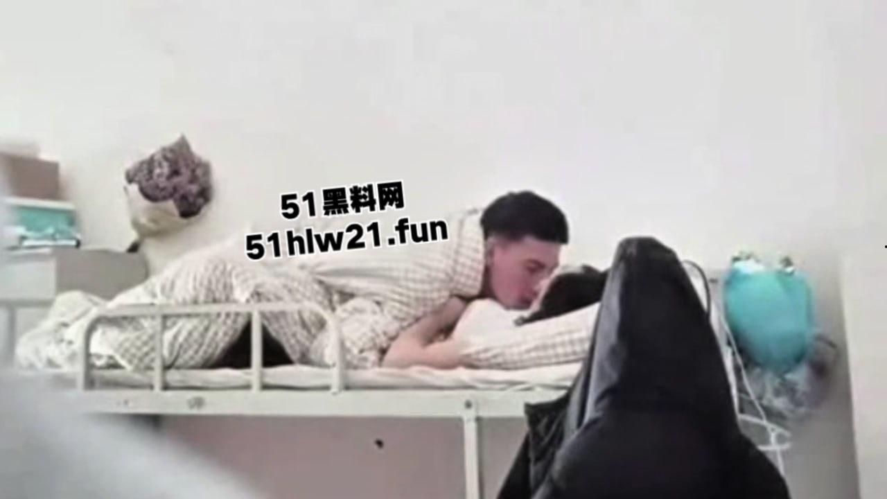 嘉兴学院瓜友偷拍,室友带女友回寝室偷偷在床上啪啪做爱,偷拍后将两人曝光。-6