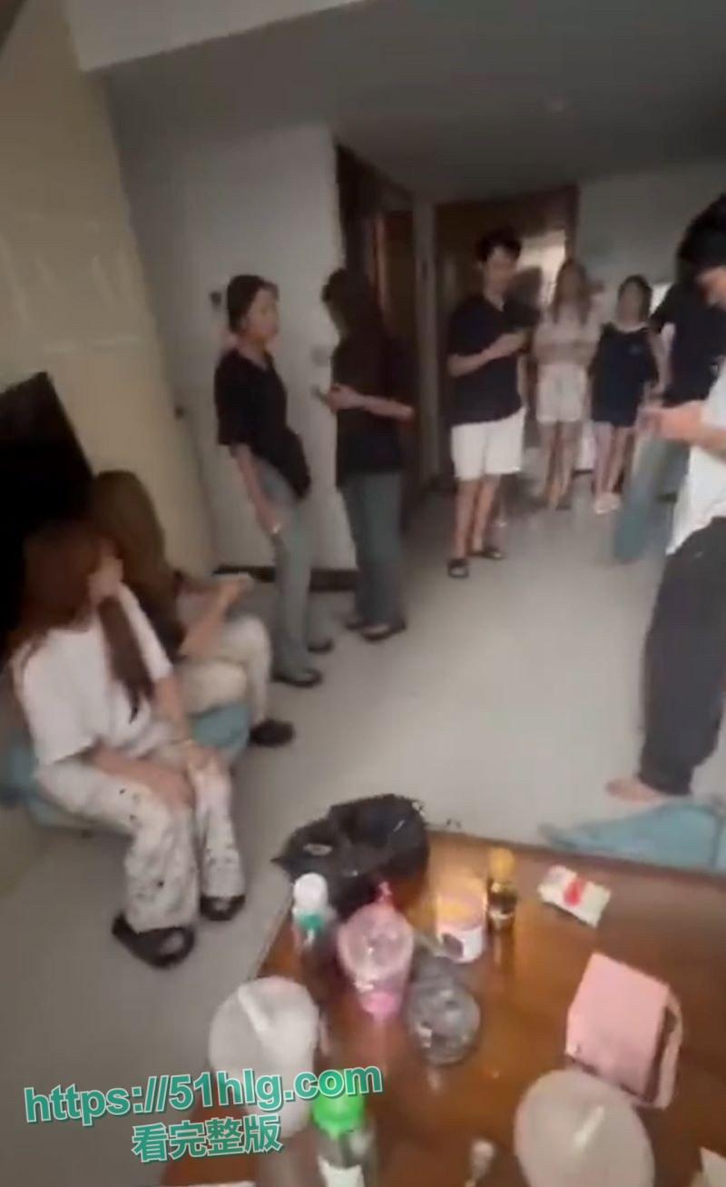 广东小仙女在线直播抓奸 家里被偷业主群求助 邻居们化身正义使者围观助阵 场面火爆十足-1