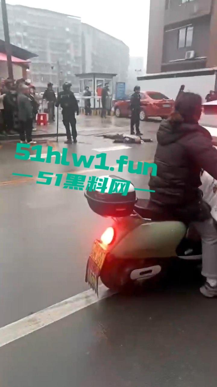 四川蓬安已婚女子装单身骗财骗爱被上头男持刀捅死,原配老公惨遭连坐一家归西。-4