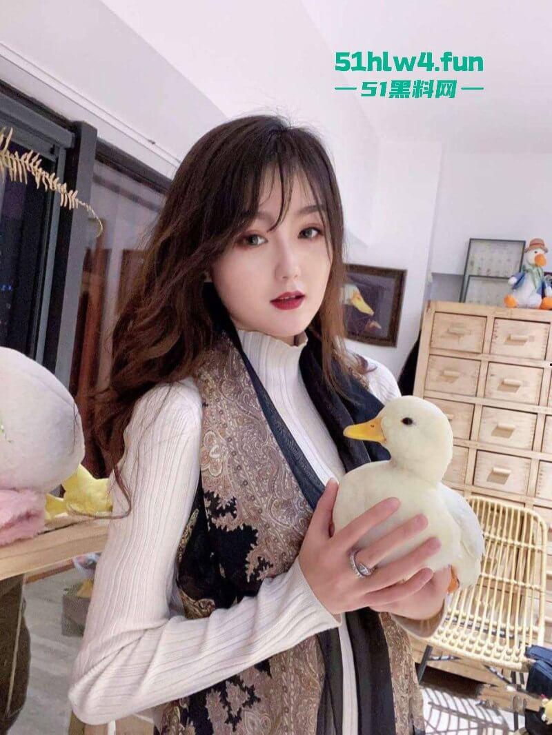 西安淫荡姐妹花与男友啪啪视频曝光，淫荡吃鸡开裆求射，骚穴外漏等人干的内心骚气外漏。-8