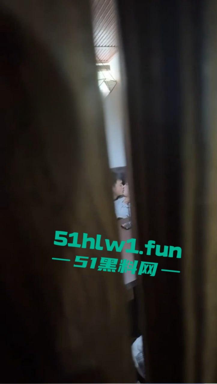 四川雅安天全县奶茶店搞出大动静,高中生JK妹激情啪啪,窗帘都不拉,活活让人看了全套!-4