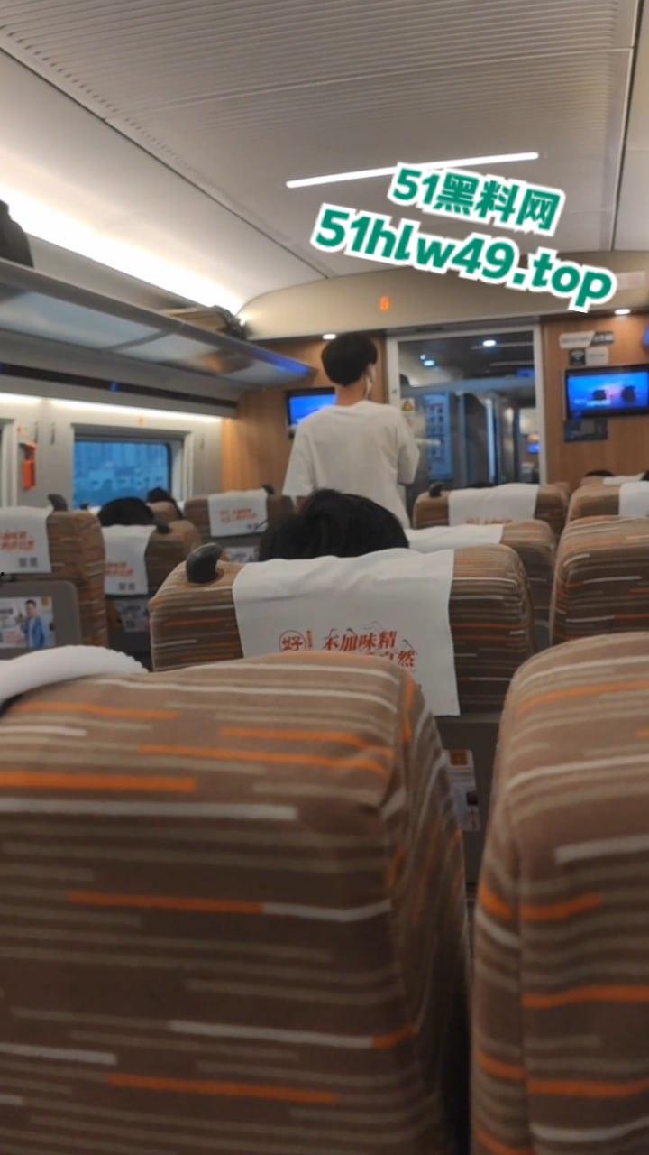 瓜友分享调教自己女友,高铁上调教女友吃鸡巴大胆在车上露出,有这么乖巧听话的骚母狗真是羡慕。-2