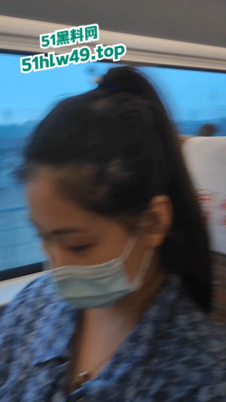 瓜友分享调教自己女友,高铁上调教女友吃鸡巴大胆在车上露出,有这么乖巧听话的骚母狗真是羡慕。-7