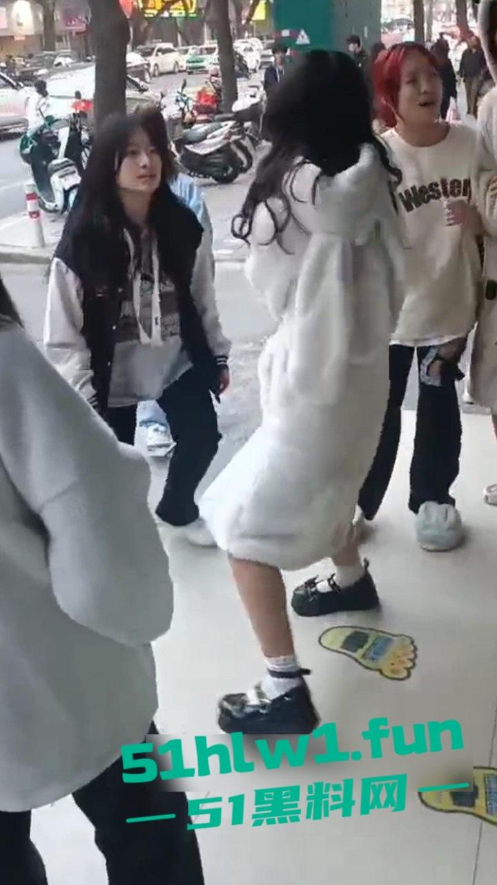 山东枣庄精神小妹霸凌,两帮小美女激情对战,旁边的男学生都看笑了,果然女人打架是男人最爱看的!-6