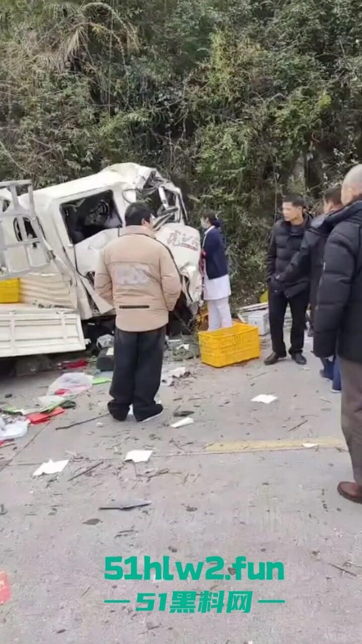 开车打盹儿险送命!湖南石门皂市水库一货车突然失控撞上山体,车头报废人差点归西 。-3