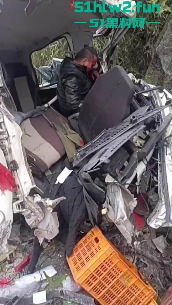 开车打盹儿险送命!湖南石门皂市水库一货车突然失控撞上山体,车头报废人差点归西 。-7