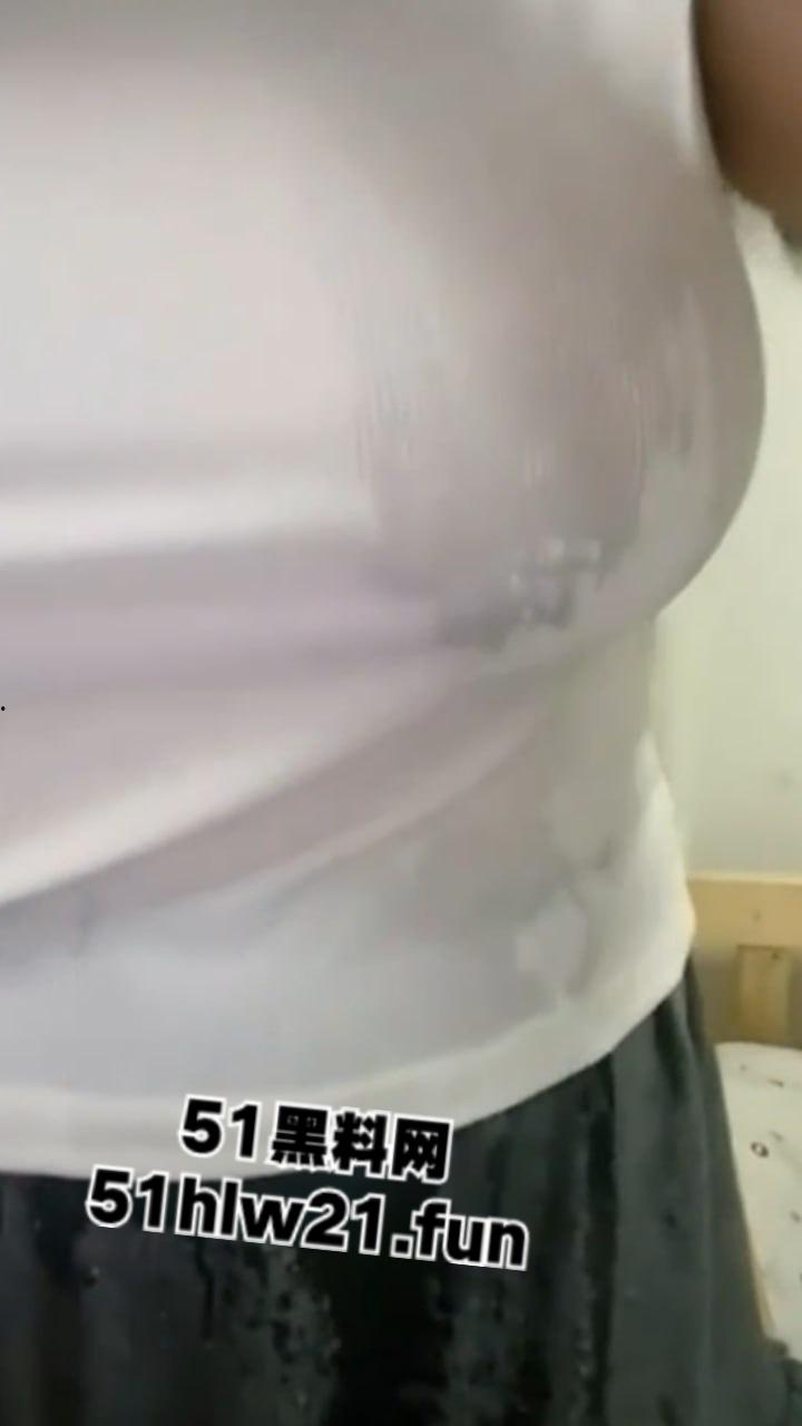 湖北抖音网红【丫丫有肉】身材超傲人的骚母狗,直播时各种走光露点,看着这骚逼是故意的啊。-6