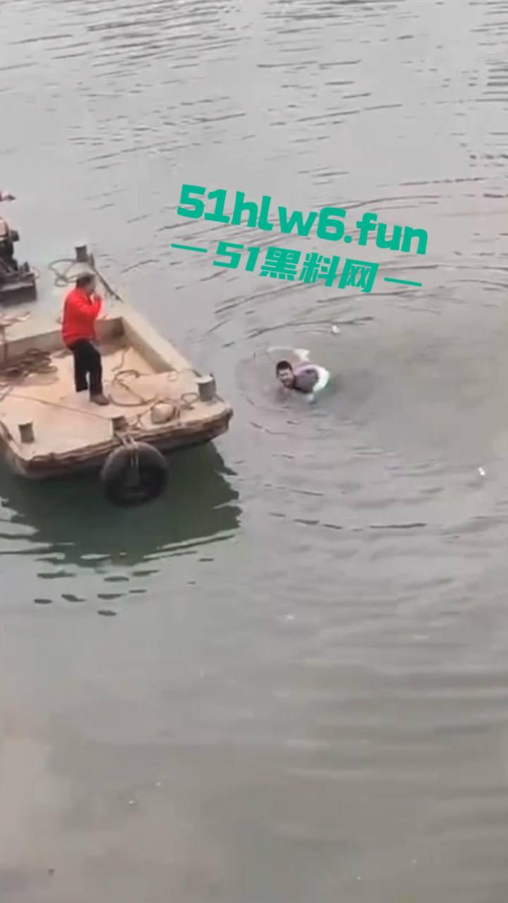 内江市东兴区坠河事故,新江路与临江路路口 一辆汽车失控,冲出护栏坠入河中两人死亡一人获救。-4