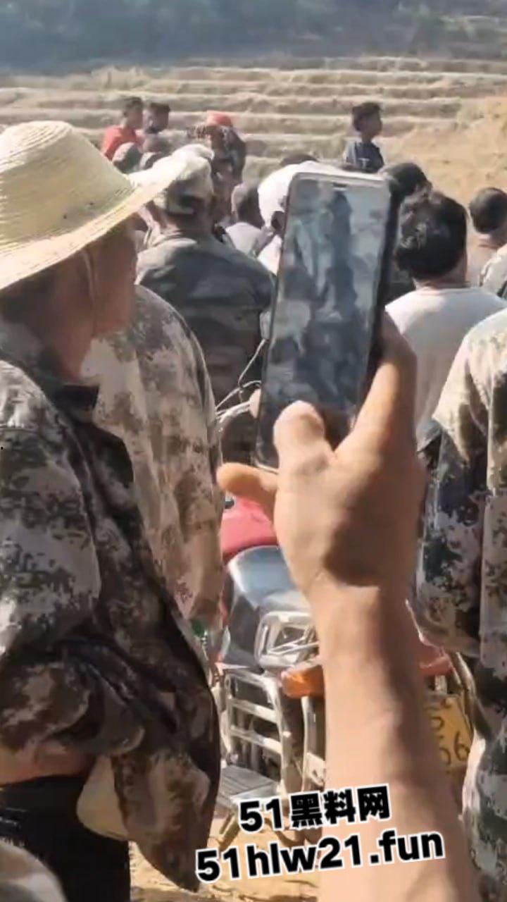 云南保山出租车司机遭乘客劫杀,凶手夺车而逃焚车自杀,嫌犯遗体被村民上山干活时发现。-5