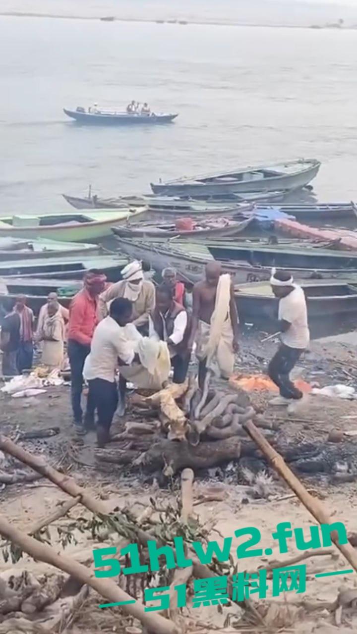 印度教恒河边火葬,现场视频曝光流出河边肮脏混乱,终于知道为什么恒河水那么脏了。-2