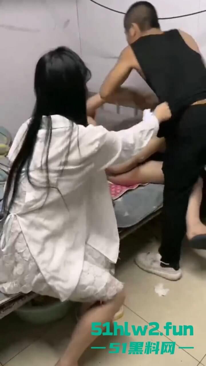 河南鹤壁狗男女出租屋内偷情被抓,荡妇竟然试图保护情夫,小三男被群殴光身暴打惨叫声堪比杀猪。-1
