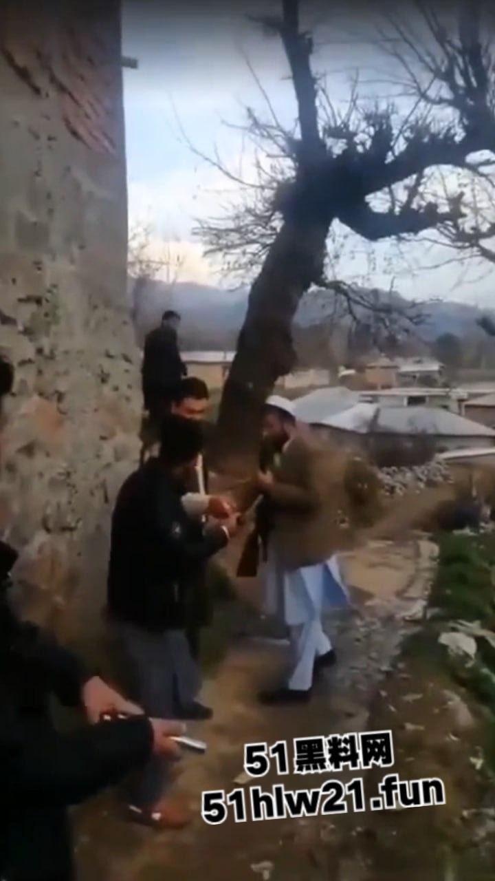 巴基斯坦爆头事件,村民体验刚到的手枪结果遭猪队友走火爆头,男子当场去世。-4
