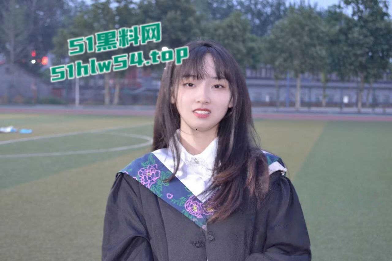 清纯女大学生露脸遭男友在酒店调教,白嫩小穴被男友猛操,后入扣逼跪爬娇喘高潮!-1