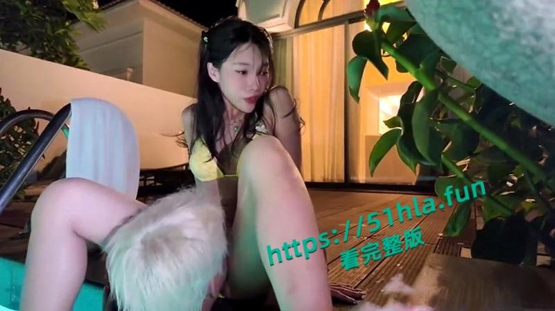 顶流网黄福利姬【Miuzxc】最新作品，丁字裤泳诱惑，挑战户外公共场所泳池边做爱！-1