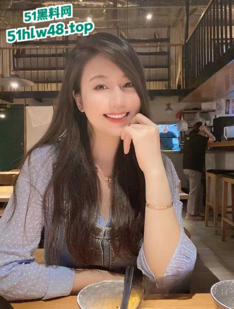 上海极品少妇【陈雪】40岁的骚货单身不婚,玩得比谁都浪很会保养经常3P约炮骚的没边。-3