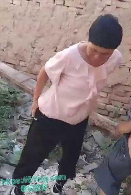 【河南】炸裂抓奸社死现场 亲生儿子废弃房屋抓奸 撞破母亲与陌生老男人户外苟合 震惊到无话可说-2