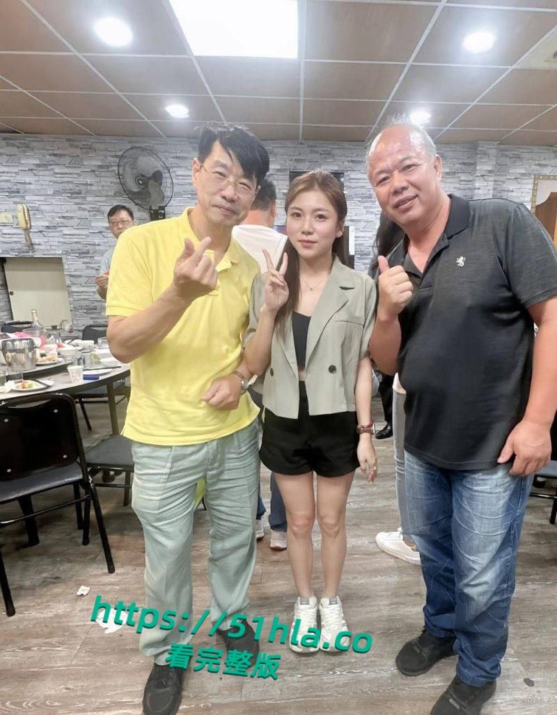 台湾26岁快餐店老板娘【林郁馨】发泄私欲色诱房东,肉棒甩脸掰唇喷尿,淫语口交极度下贱!-3