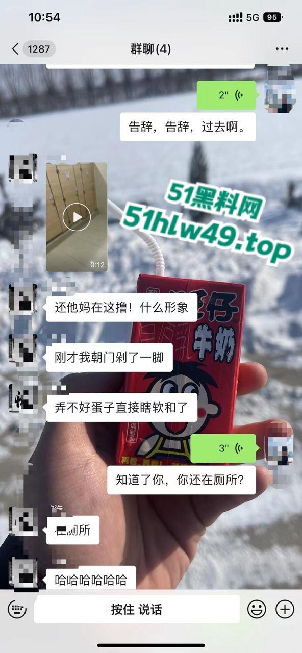 男子厕所看片打飞机被瓜友发现,洗手液瓶灌满水直接扔进去吓唬人,这不得吓阳痿了啊!-1