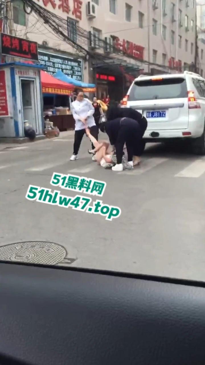 陕西太原抓小三现场,大妈带着三位姐妹当街抓小三,大街上边打边脱不得不说小三身材的确很赞。-3
