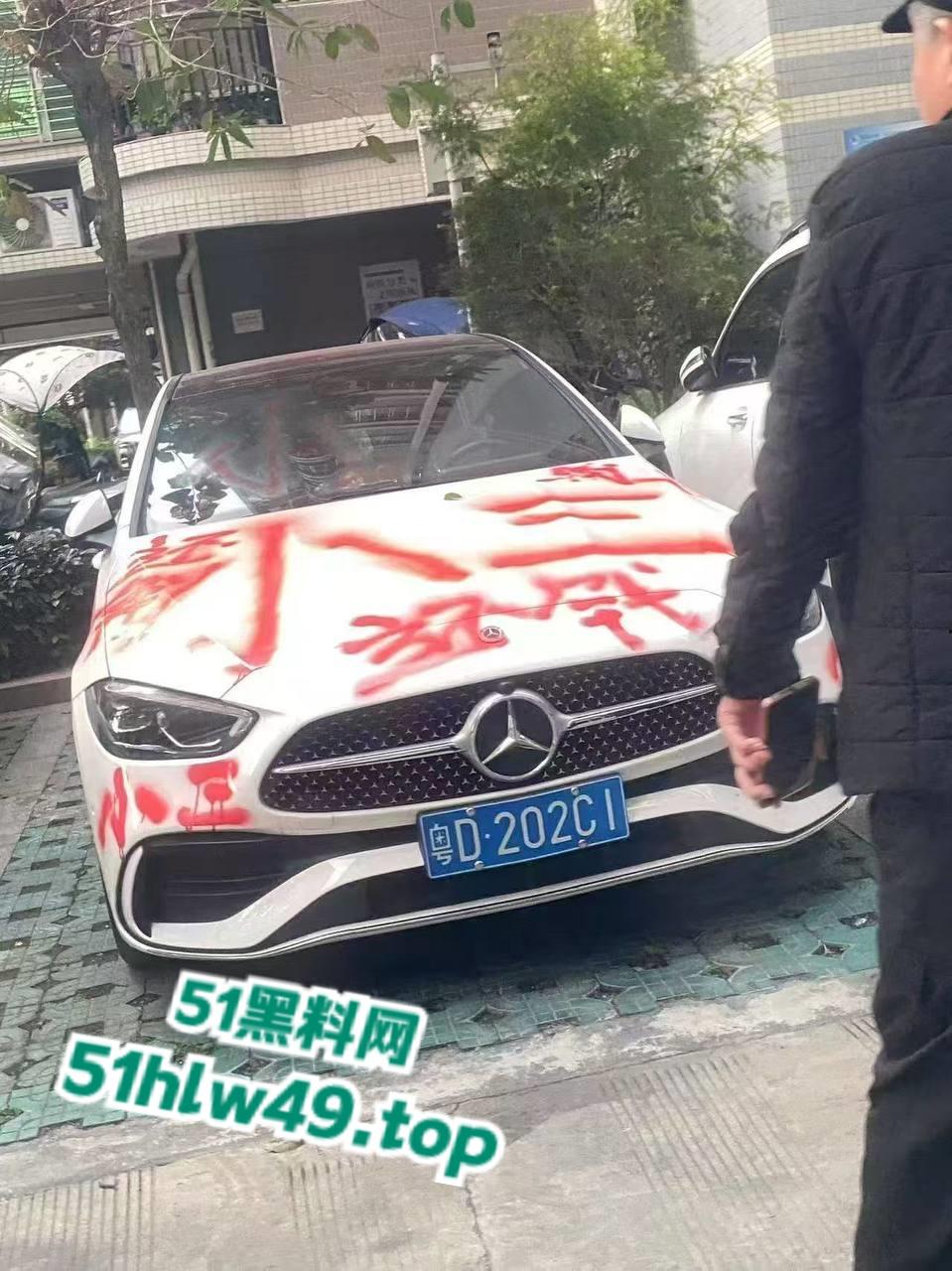 广东汕头肥猪女捉奸,小三车上涂鸦带人当街殴打,肥婆已被逮捕求谅解只能净身出户。-1