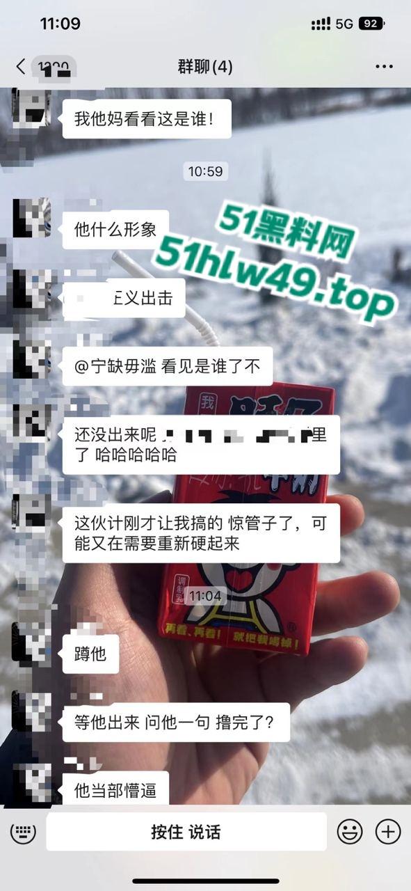 男子厕所看片打飞机被瓜友发现,洗手液瓶灌满水直接扔进去吓唬人,这不得吓阳痿了啊!-5