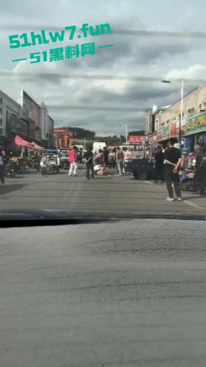 情侣街头误惹地痞流氓惨遭群殴,女友拼命拉架奈何小伙还是被砍数刀大街上躺板板。-1