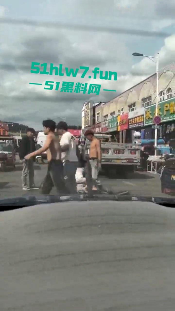 情侣街头误惹地痞流氓惨遭群殴,女友拼命拉架奈何小伙还是被砍数刀大街上躺板板。-3