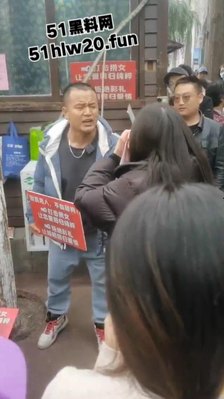 江苏南京相亲角嘴强男女对彩礼问题激烈嘴炮,堪比说唱battle现场!不给彩礼等于白嫖。-3