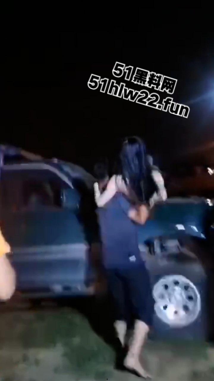 车友会变淫趴!越野车主聚会请嫩模上演脱衣舞,刺激拍屁股引其他车主实名羡慕!-5