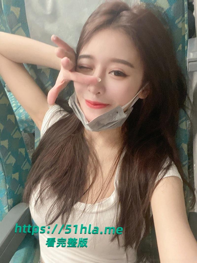 台湾高颜值网红【謝侑芯】大尺度私密照曝光,花样内衣展示完美身材释放挨操信号!-1