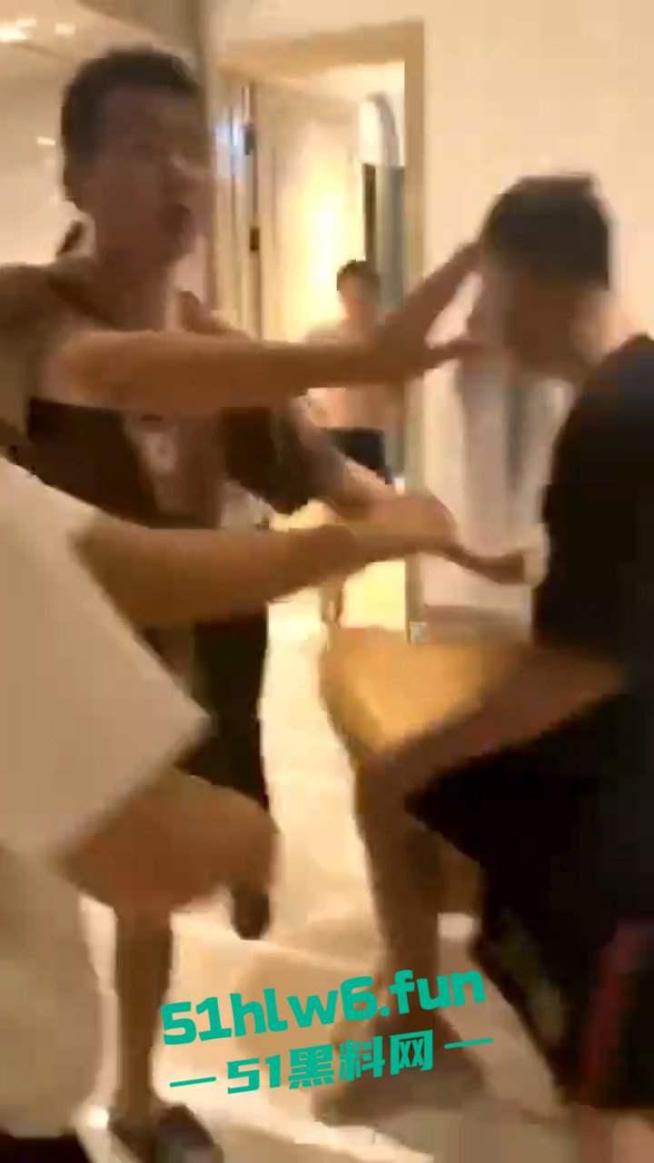 奇葩捉奸现场,骚逼老婆出轨被发现打开房门竟然是两男一女,老公和带来的人直接惊呆在现场。-1