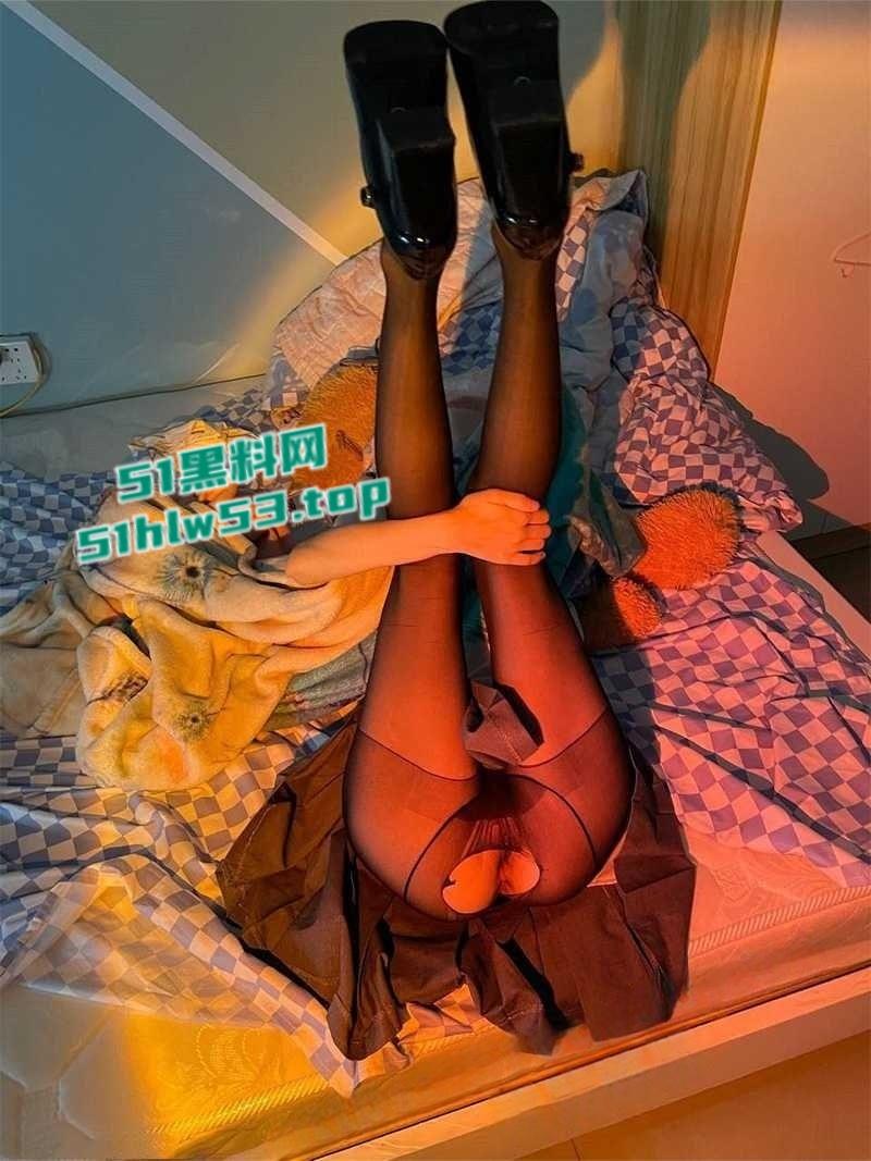 新晋约炮大神【乾隆下江南】约炮极品学生妹,粉嫩小穴被各种姿势抽插内射,交缠摩擦间淫水四溅!-5