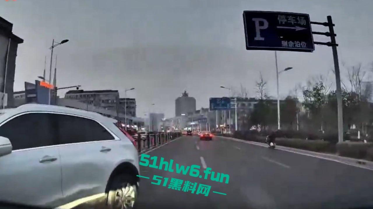 江苏南通小仙女和男友吵架崩溃发疯,竟抢夺方向盘导致车祸,恳求不要告诉警察否则会判刑。-1