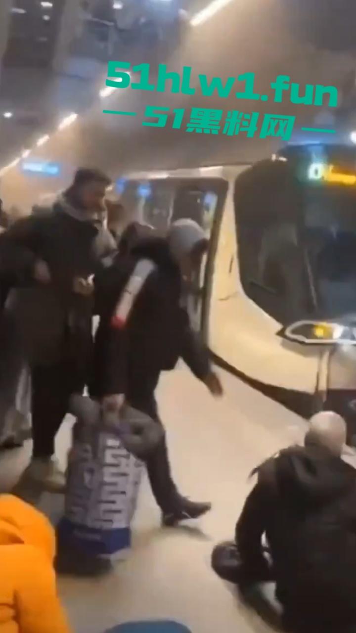 法国特拉斯堡 有轨电车相撞事件 现场烟雾弥漫 受伤人数高达50多人 事故原因已进行调查 目前排除人为因素-7