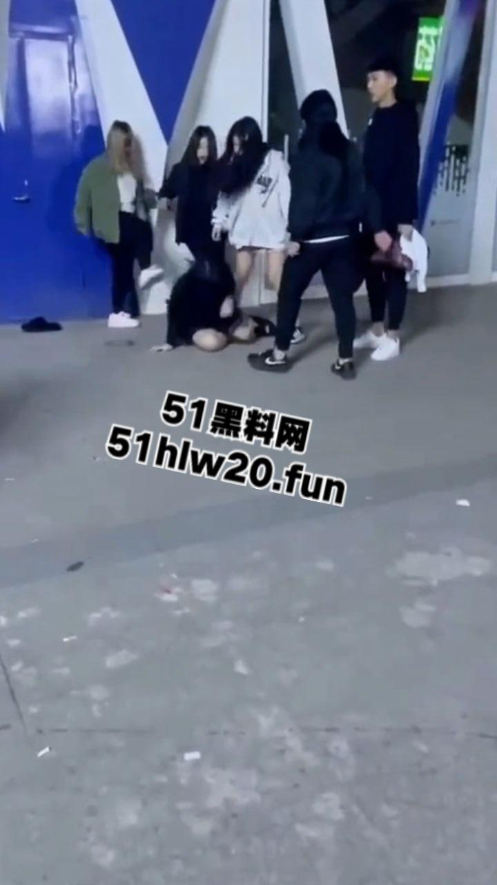 吉林长春精神小妹干架现场,一群精神小妹带着几个小伙围殴俩美女,打人者正在追捕当中。-4