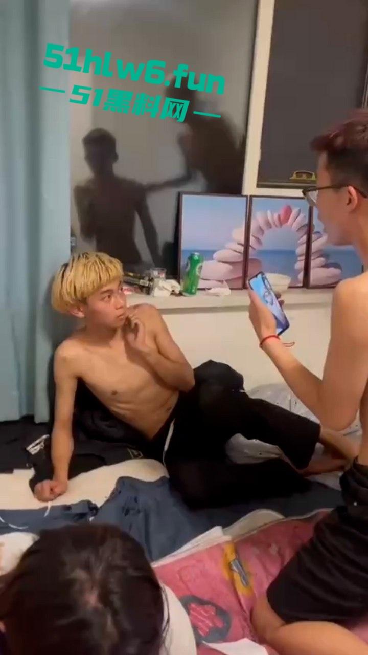 黄毛精神小伙打人事件,黄毛小伙出卖兄弟被对方带人群殴,鞋底抽脸狠跺头皮开肉绽下场凄惨。-1