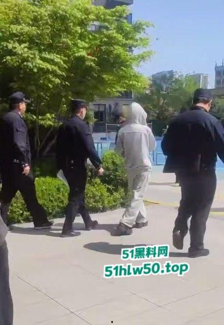 抖音2000W粉丝大咖网红【刀小刀】欠钱不还,还怂恿粉丝到别人店里拉屎,警察从公寓带走画面曝光!-2